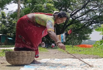 মাছের আঁশ বিক্রি করে জেলে পরিবারের সদস্যদের বাড়তি আয়-রোজগার 