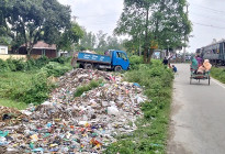 সোনাতলায় রাস্তার ধারে আবর্জনার স্তুপ, দুর্গন্ধে অতিষ্ঠ হাসপাতাল-মাদ্রাসা ও রেলযাত্রীরা