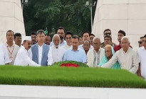 প্রতিষ্ঠাবার্ষিকীতে জিয়া-খালেদার সমাধিতে প্রধানমন্ত্রীর শ্রদ্ধা