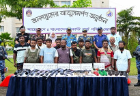 সুন্দরবনের বনদস্যু ‘নানা ভাই’ বাহিনীর ১২ সদস্যের আত্মসমর্পণ
