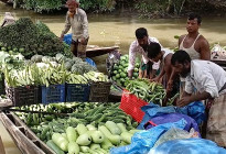 বাগেরহাটে নৌকায় শতবর্ষী সবজির হাট, মৌসুমে বেচাকেনা ৪ কোটি টাকা