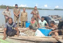 সুন্দরবনের অভয়ারণ্যের নিষিদ্ধ খালে মাছ ধরায় ৫ জেলে আটক