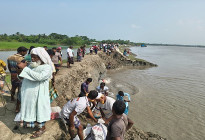 আশাশুনিতে বেড়িবাঁধে ভয়াবহ ভাঙন, ভাঙন রোধে কাজ করছেন স্থানীয়রা