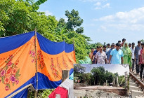 কাশিয়ানীতে ‘পর্দা টাঙিয়ে’ রেলের জমিতে ভবন নির্মাণ