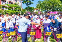 ৫৪৮ ছাত্রীর হাতে বাইসাইকেল দিলেন প্রতিমন্ত্রী মীর শাহে আলম 