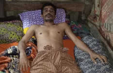 টাকার অভাবে হচ্ছেনা চিকিৎসা, ৬ মাস ধরে বিছানায় অসিম 