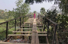 এক যুগের ভাঙা কাঠের সেতুতে ১০ গ্রামের মানুষের ঝুঁকিপূর্ণ চলাচল 