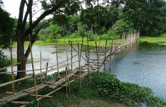 ভাঙা-নড়বড়ে বাঁশের সাঁকো, ঝুঁকিপূর্ণ চলাচল