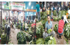 সন্ধ্যায় জমে ওঠে কোটি টাকার পানের হাট