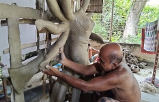 সোনাতলায় শিল্পীর শৈল্পিক কারুকার্যে গড়ে উঠছে দেবী দুর্গা
