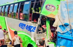 সোনাইমুড়ীতে দাঁড়িয়ে থাকা ট্রাকে বাসের ধাক্কা, চালক নিহত, আহত ১২