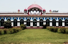 মাথা উঁচু করে দাঁড়িয়ে আছে ধনবাড়ীর জমিদার বাড়ি