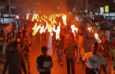 চাটমোহরে বিএনপি প্রার্থীর মনোনয়ন বাতিলের দাবিতে মশাল মিছিল