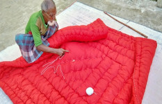 শীতের তীব্রতায় ব্যস্ততা বেড়েছে লেপ-তোশক কারিগরদের