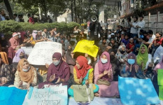 ২৪ ঘণ্টা ধরে শিক্ষা ভবন মোড়ে সাত কলেজের শিক্ষার্থীরা