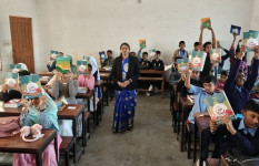 উৎসব না থাকলেও নতুন বই পেয়ে উচ্ছ্বসিত শিক্ষার্থীরা