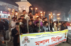 ফরিদপুরে বৈষম্যবিরোধী ছাত্র আন্দোলনের উদ্যোগে মশাল মিছিল