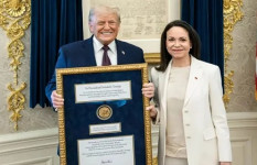 ট্রাম্পকে নিজের নোবেল পুরস্কারের পদক উপহার দিলেন মাচাদো