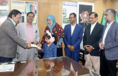 সিএসই বিভাগের প্রয়াত শিক্ষকের পরিবারের সদস্যদের হাতে পেনশনের চেক হস্তান্তর