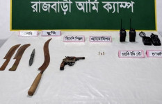 রাজবাড়ীতে যৌথ অভিযানে বিদেশি রিভলভার ও দেশীয় অস্ত্র উদ্ধার