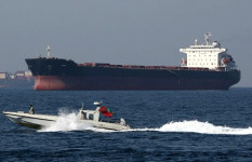 হরমুজ প্রণালীতে যুক্তরাষ্ট্রের জাহাজকে ইরানি নৌবাহিনীর ‘ধাওয়া’