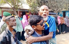 নাতির কোলে ভর করে ভোট দিতে এলেন ৯০ বছরের বৃদ্ধ