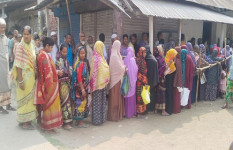 রাজারহাটে টিসিবি পণ্য নিতে দীর্ঘ লাইন, ভোগান্তিতে সাধারণ মানুষ