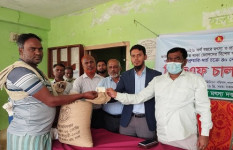 পাংশায় জাটকা সংরক্ষণে জেলেদের মাঝে ভিজিএফ চাল বিতরণ 