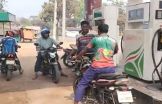 মোটরসাইকেলে ১০০ টাকার বেশী তেল জুটছে না বড়াইগ্রামে 
