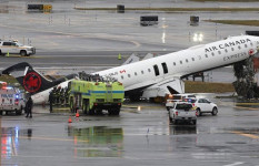 নিউ ইয়র্কের বিমানবন্দরে বিমান ও জরুরি যানবাহনের সংঘর্ষে পাইলট-কো-পাইলট নিহত