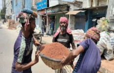 বৈশাখের প্রথম দিনেই তাপপ্রবাহ, হাঁপিয়ে উঠছেন শ্রমিকেরা