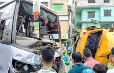 টাঙ্গাইলে বাস-ট্রাকের মুখোমুখি সংঘর্ষে চালক-হেলপার নিহত