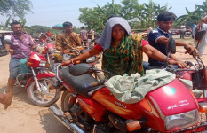 শ্যামনগরে ছেলের গাড়ীর পেট্রোল নিতে জন্য দীর্ঘ লাইনে মা