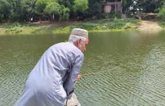 ফরিদপুরে কুমার নদের উপর সেতু না থাকায় রশি টেনে পারাপার