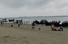 রুপালি সৈকতে শুটকির টানে
