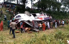 নগরকান্দায় যাত্রীবাহী বাস নিয়ন্ত্রণ হারিয়ে খাদে, আহত ১৫