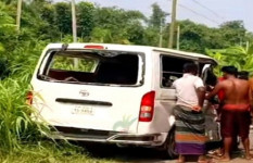অ্যাম্বুলেন্স-বাসের মুখোমুখি সংঘর্ষে স্ত্রী ও চালক নিহত