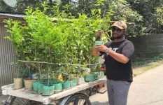 দাদি-বাবার কবরের ফুলগাছ চুরি, চোরকে না খুঁজে পুরো গ্রামকেই বানালেন ফুলের বাগান