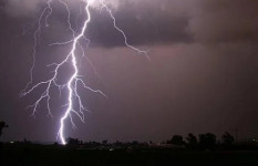 নড়াইলে মাঠে গরুকে পানি খাওয়াতে গিয়ে বজ্রপাতে কৃষকের মৃত্যু 