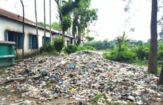 বঙ্গতাজ তাজউদ্দীন স্কুলের জানালা ঘেঁষে ময়লা, ভোগান্তিতে শিক্ষার্থীরা