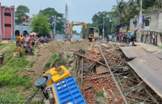 গোপালগঞ্জে বেইলী ব্রিজ ভেঙ্গে ট্রাক খালে, ভোগান্তি চরমে
