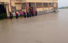 শ্যামনগরে বিদ্যালয়ের মাঠে জলাবদ্ধতা, শিক্ষার্থীদের দুর্ভোগ
