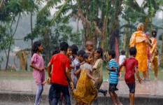বৃষ্টির সময় নিরাপদে থাকতে যা করবেন