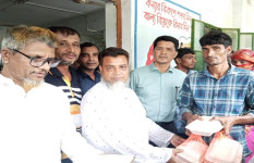 কাপ্তাইয়ে পাহাড় ধসে ক্ষতিগ্রস্তদের পাশে তাঁতী দল নেতা আফসার উদ্দিন