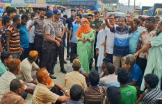 গ্যাসের না পাওয়ায় সড়ক অবরোধ, দীর্ঘ যানজটে যাত্রীদের ভোগান্তি
