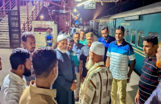 ঈশ্বরদী জংশনে মহানন্দা ট্রেনে সান্টিং ইঞ্জিনের ধাক্কা, আহত ১৫