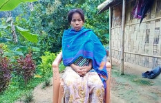 স্তন ক্যানসারে ধুঁকছেন দুই সন্তানের জননী সামাথুই মারমা
