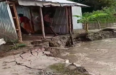 ‘দেখতে দেখতে মোর বাড়ি-ভিটা নদীত চলি গেল, ছাওয়া-পোয়া নিয়া কোনঠে গিয়া দাড়াম’