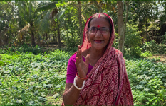 ধাত্রী থেকে যেভাবে জলবায়ু-সহিষ্ণু চাষি হলেন রেনুকা