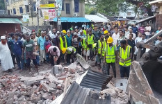 সাতক্ষীরায় পৌরসভার অবৈধ উচ্ছেদ অভিযান